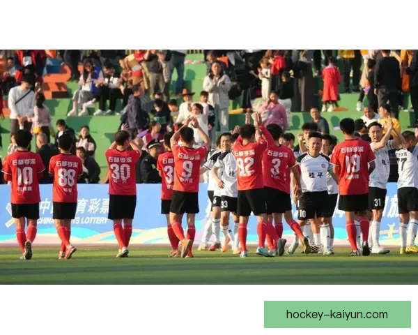 足球比赛感受与场上激情交织，球迷热情洋溢正推动着赛事热度持续上涨。